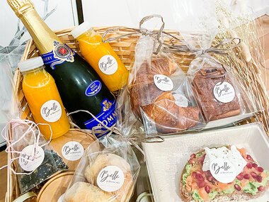 Ontbijtmand met bubbels van Belle & Brunchée aan huis in de regio Waterloo