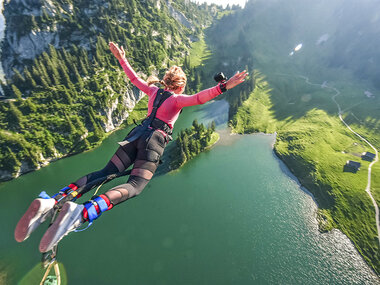 Saut à l'élastique sensationnel au Stockhorn