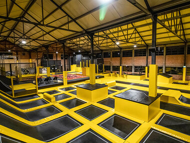 1u trampolinespringen voor 3 bij Jumpsky incl. frisdrank