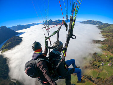 Vol en parapente à couper le souffle au-dessus du lac de Zurich